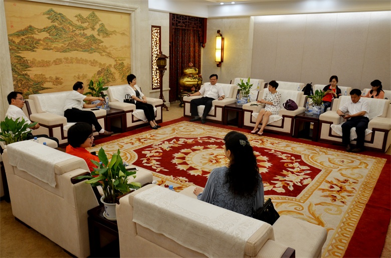 《中国医药报》副总编杨玲玲到luck18举行走下层调研 (1).jpg